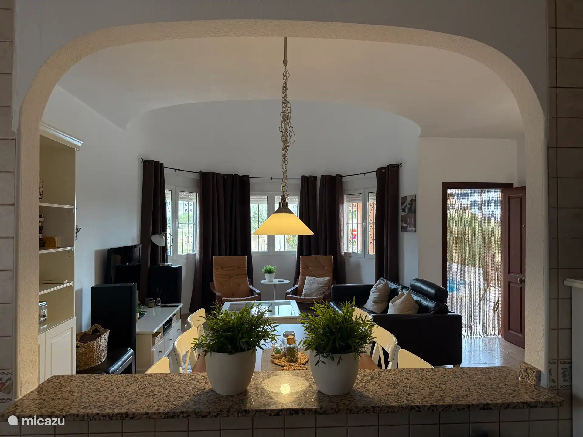 Blick von der Küche ins Wohnzimmer