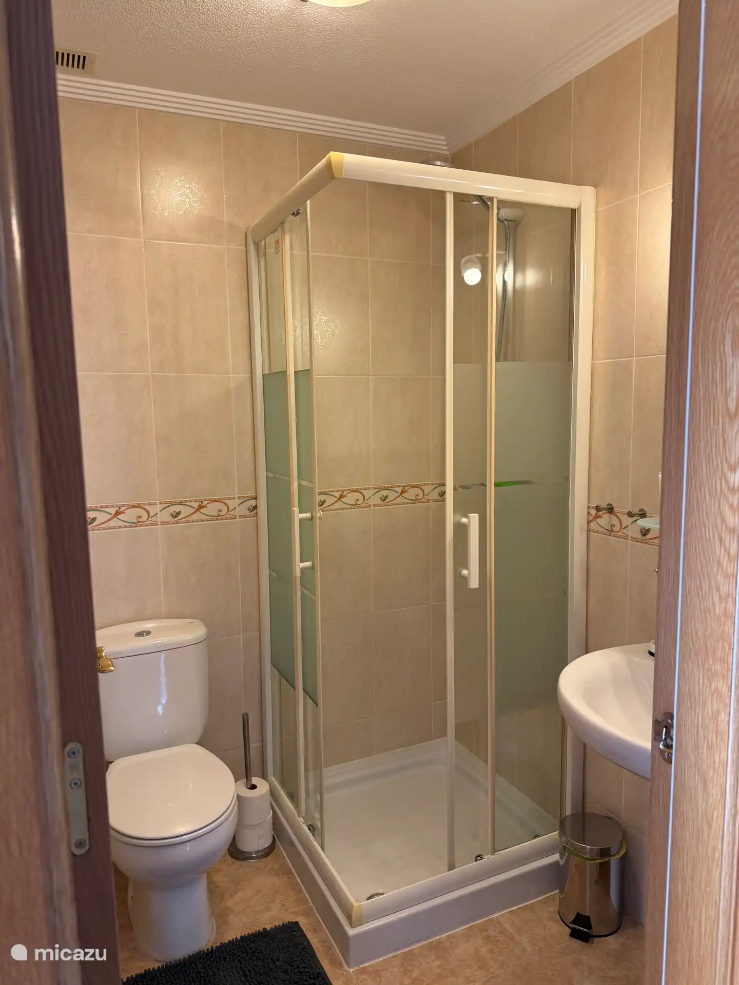 2. Badezimmer mit Dusche