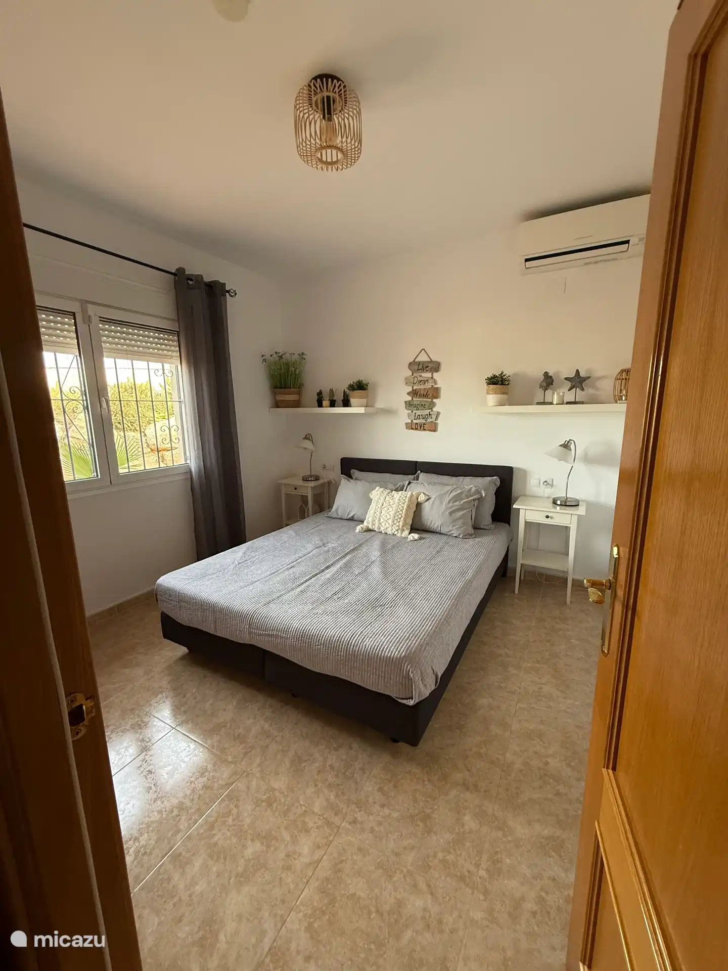 3. Schlafzimmer mit Blick auf den Garten