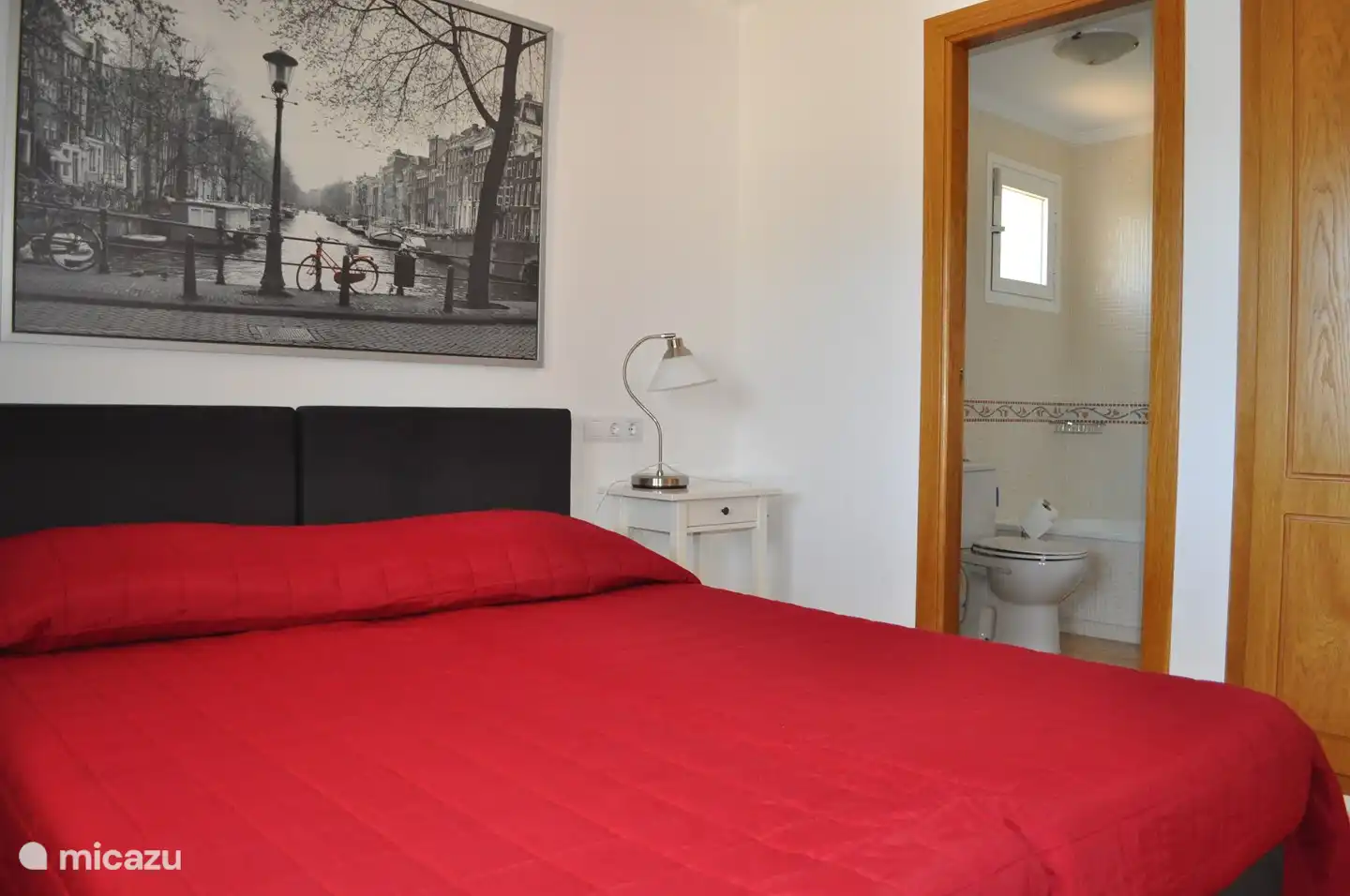 Slaapkamer 1 aan de voorzijde met badkamer