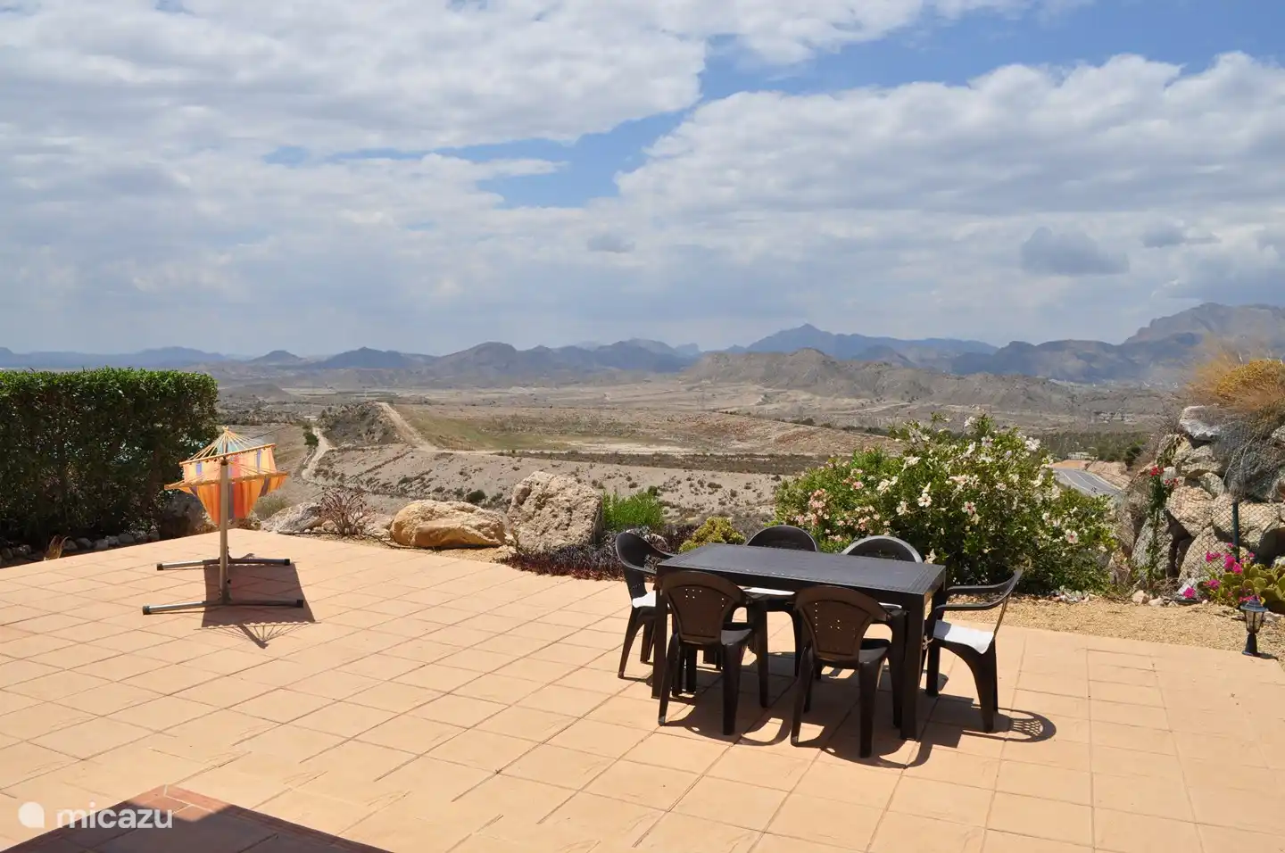 Zicht vanaf buiten terras achter 