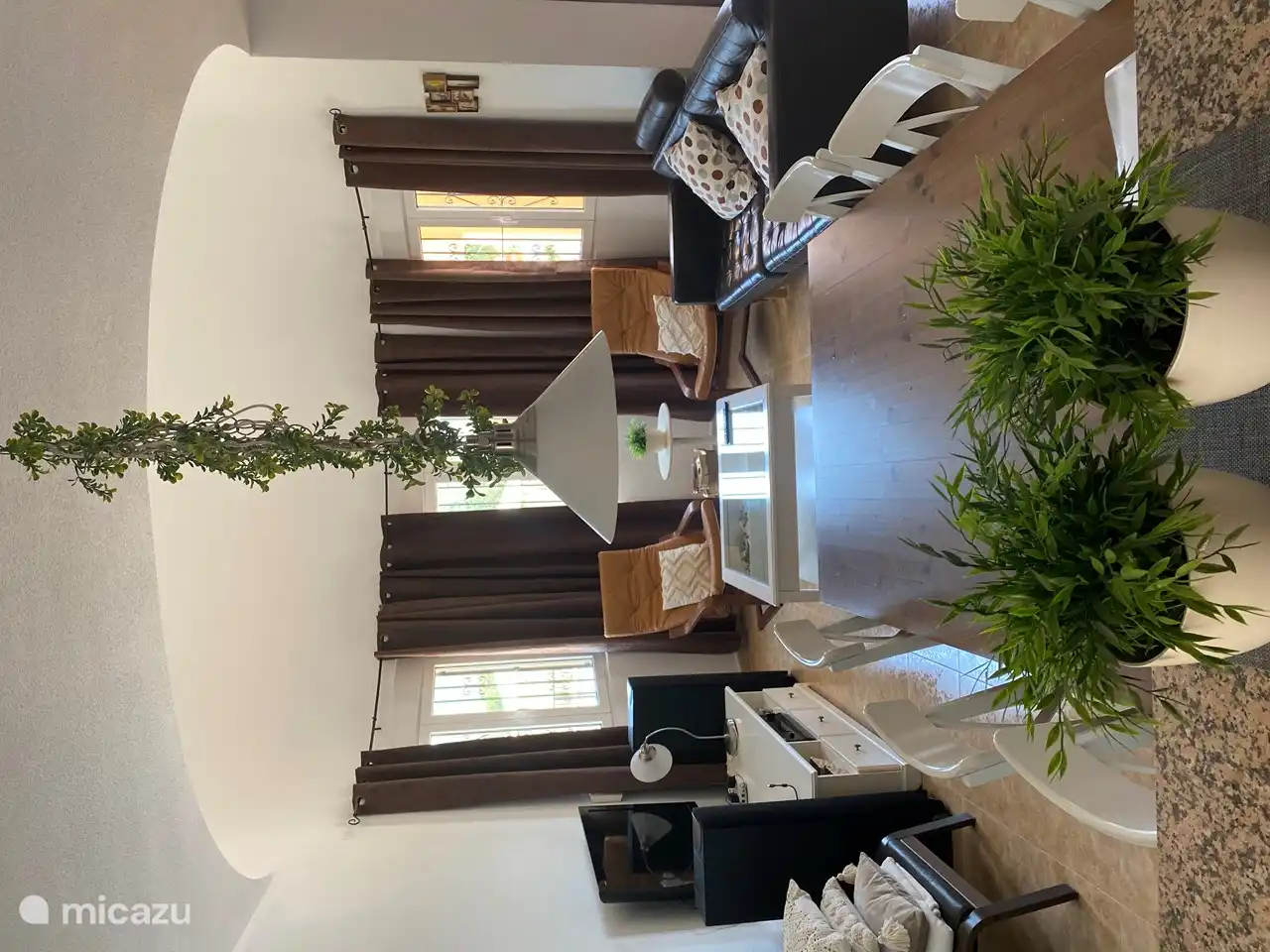 Vanuit de keuken een opening naar de woonkamer