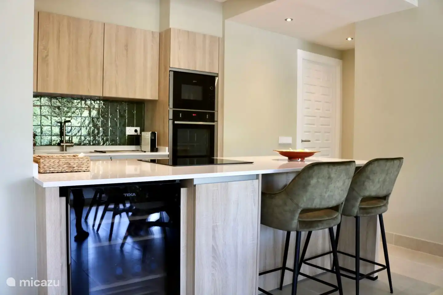 La porte à droite est un débarras spacieux avec machine à laver et sèche-linge. Et assez d'espace pour ranger les valises et les sacs de golf.