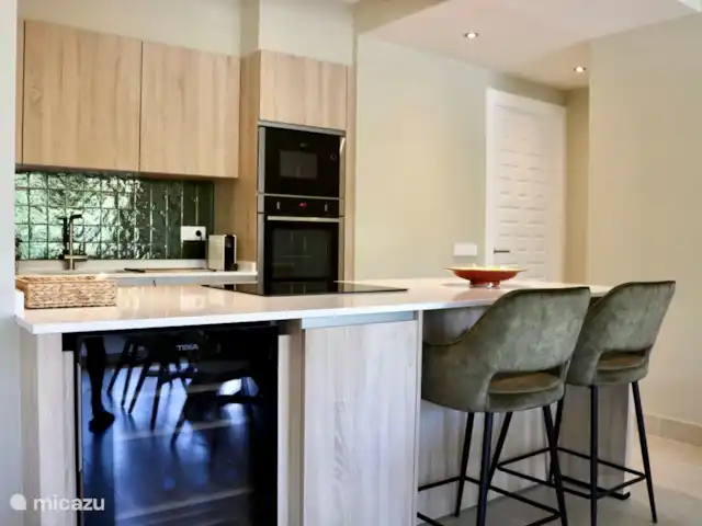 Location de Vacances Espagne, Costa del Sol, Marbella, appartement - Casa Apolonia, Jardines del Mar La porte à droite est un débarras spacieux avec machine à laver et sèche-linge. Et assez d'espace pour ranger les valises et les sacs de golf.