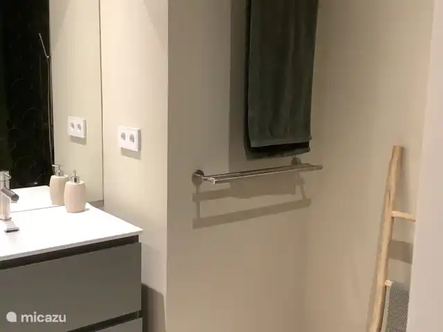 Location de Vacances Espagne, Costa del Sol, Marbella, appartement - Casa Apolonia, Jardines del Mar Salle de bain avec double vasque et spacieuse douche à l'italienne.