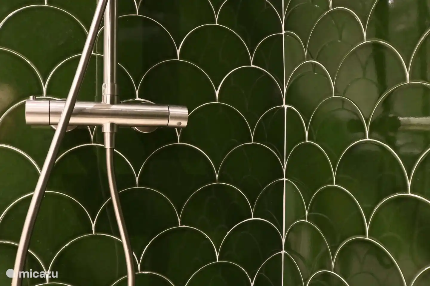 Douche avec de jolis carreaux espagnols.