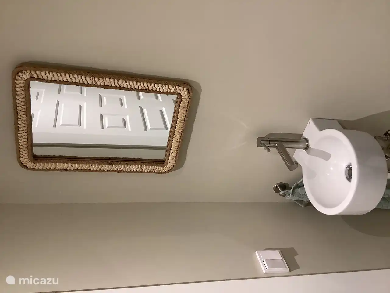 Miroir et lavabo dans les toilettes séparées
