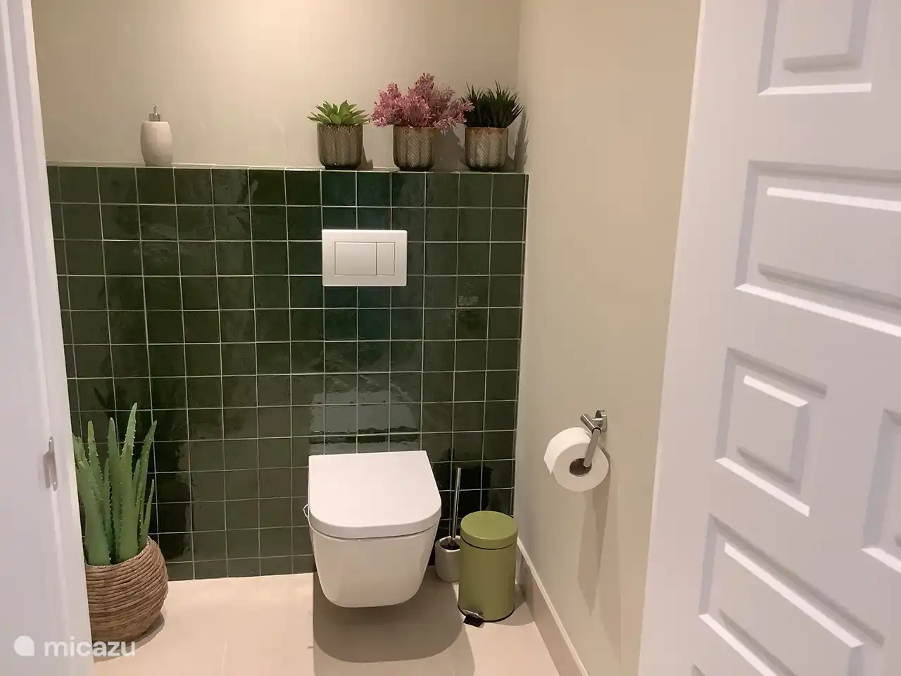 Toilettes séparées spacieuses.