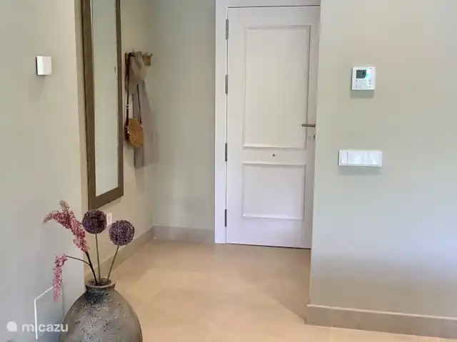 Location de Vacances Espagne, Costa del Sol, Marbella, appartement - Casa Apolonia, Jardines del Mar Entrée avec portemanteau et miroir.