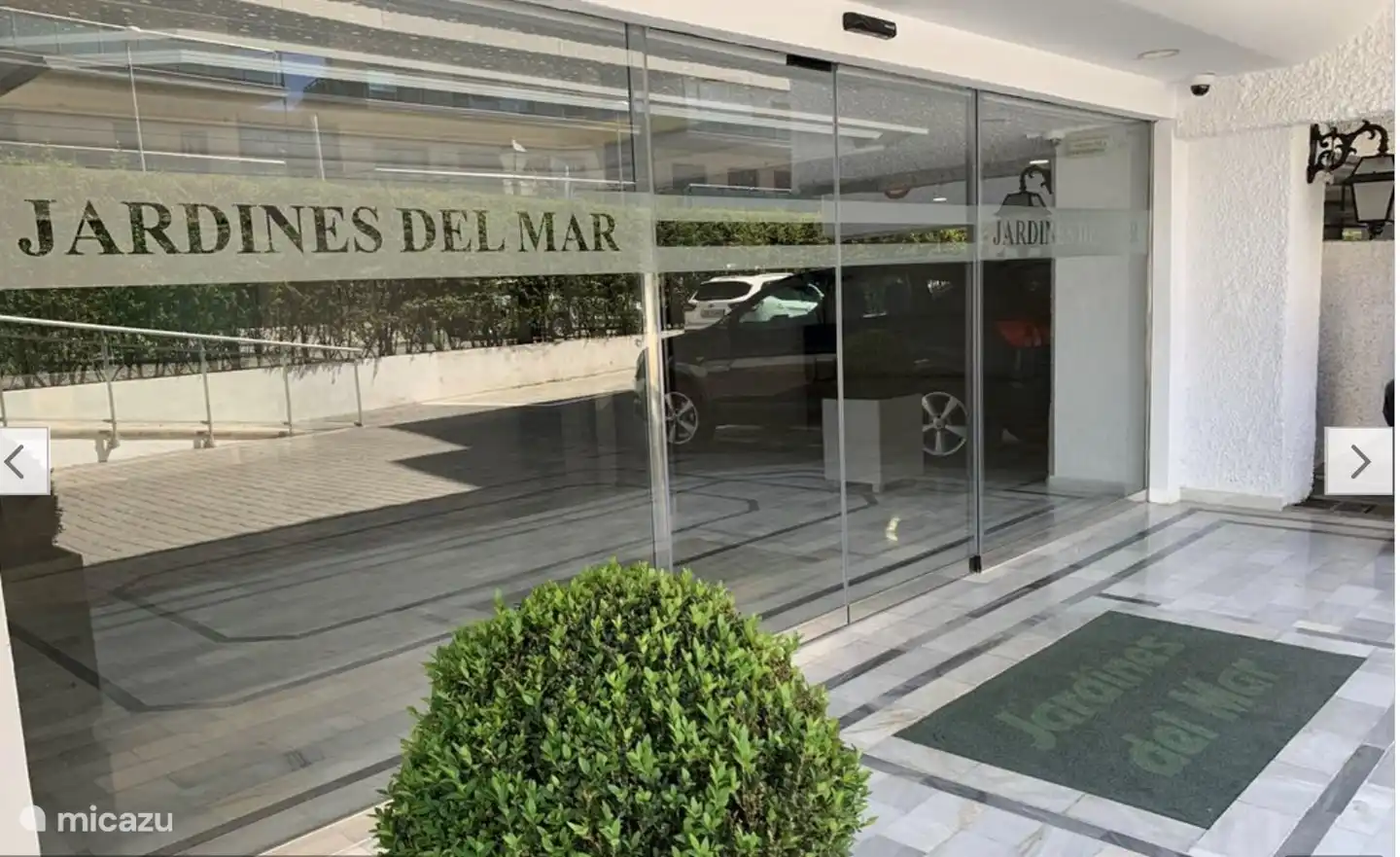 Entrée du complexe d'appartements Jardines del Mar. Avec conciergerie 24h/24