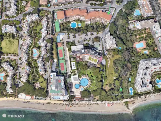 Location de Vacances Espagne, Costa del Sol, Marbella, appartement - Casa Apolonia, Jardines del Mar Vue aérienne de Jardines del Mar, à la flèche verte se trouve la Casa Apolonia.