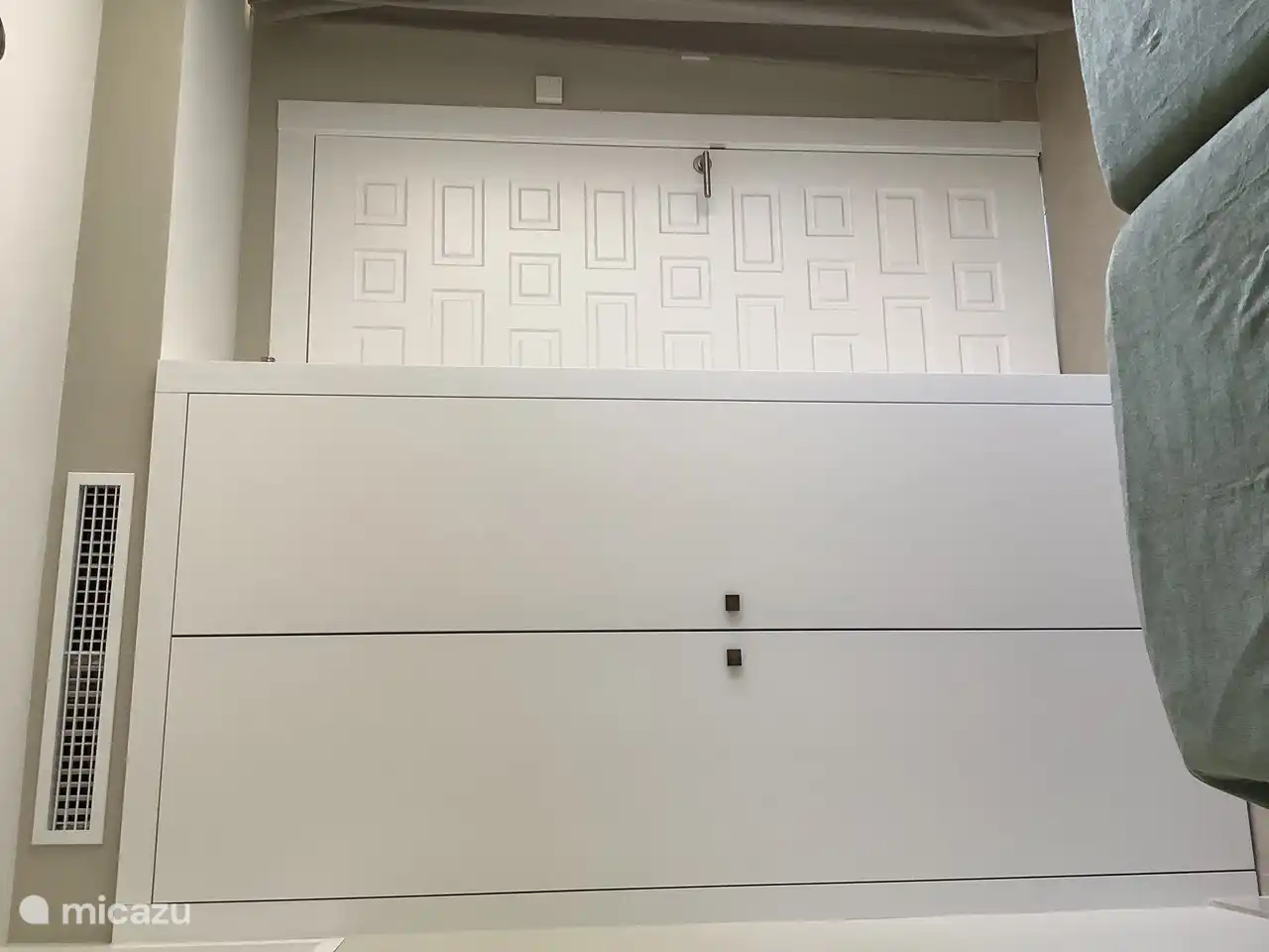 Armoire dans la chambre avec portes coulissantes