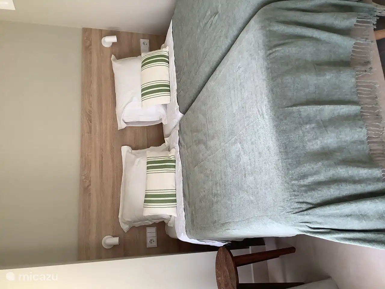 Chambre avec portes coulissantes sur balcon.
2 lits


Chambre 2 personnes avec 2 sommiers tapissiers de 80x200. Porte coulissante au balcon.
Penderie, spots dimmables.