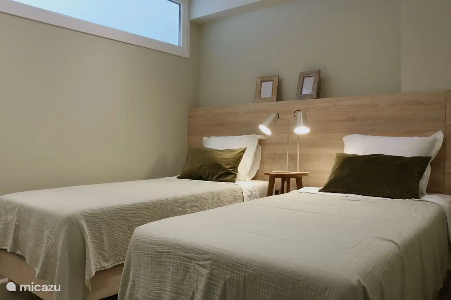 Chambre 2 personnes avec 2 sommiers à ressorts avec topper 90x200
Lumière intermédiaire avec verre dépoli. Armoire spacieuse.