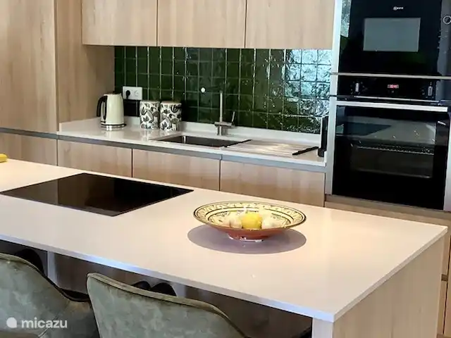 Location de Vacances Espagne, Costa del Sol, Marbella, appartement - Casa Apolonia, Jardines del Mar Cuisine ouverte avec îlot de cuisson et hotte aspirante. Lave-vaisselle. Réfrigérateur à vin