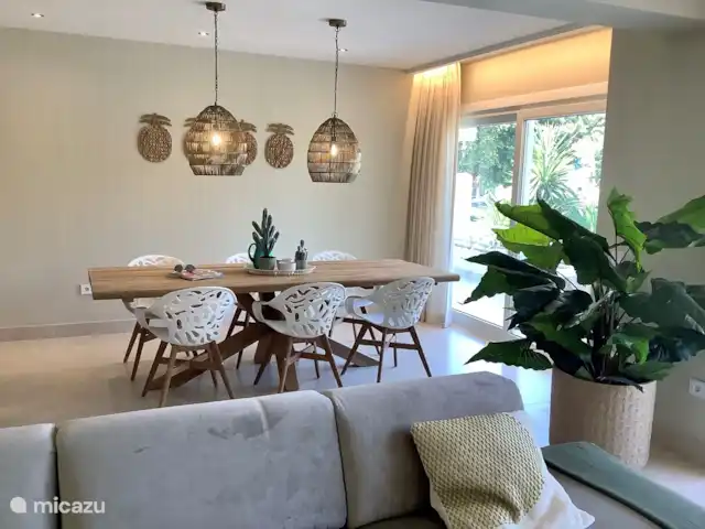 Location de Vacances Espagne, Costa del Sol, Marbella, appartement - Casa Apolonia, Jardines del Mar Salon et salle à manger aux couleurs naturelles