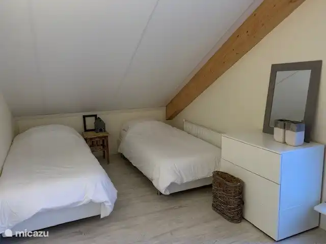 Boshuisje33 con uso de piscina. en Países Bajos, Güeldres, Vierhouten - casa vacacional Dormitorio con 3 camas individuales con somier