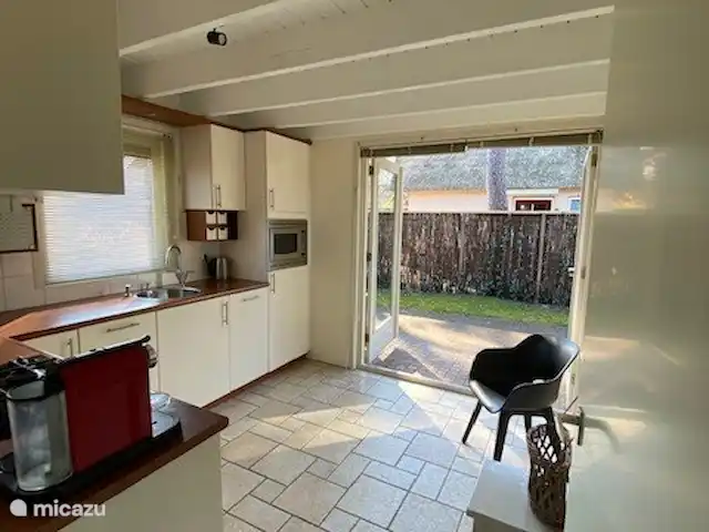 Boshuisje33 con uso de piscina. en Países Bajos, Güeldres, Vierhouten - casa vacacional Puertas francesas al exterior.