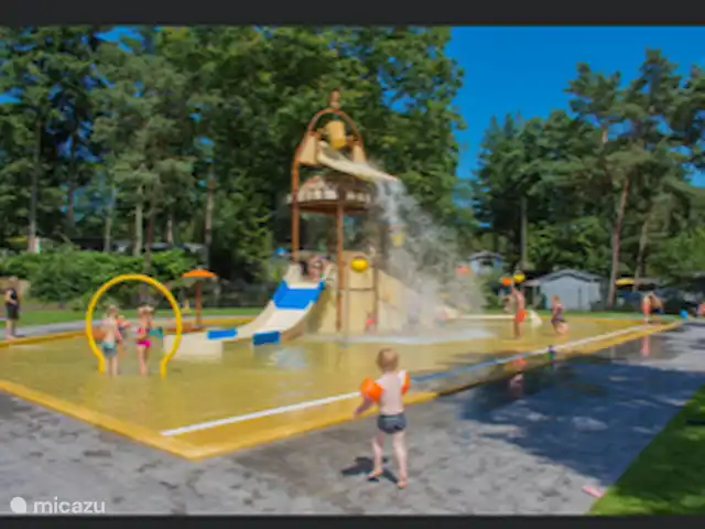 Boshuisje33 con uso de piscina. en Países Bajos, Güeldres, Vierhouten - casa vacacional Paraíso de juegos acuáticos para los más pequeños.