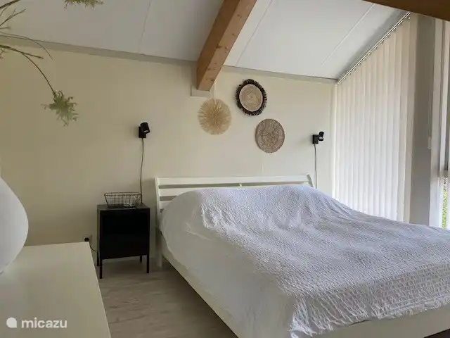 Boshuisje33 con uso de piscina. en Países Bajos, Güeldres, Vierhouten - casa vacacional Amplio dormitorio con cama de matrimonio 1,80x2,00m