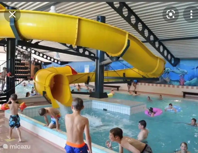 Hallenbad mit Rutschen