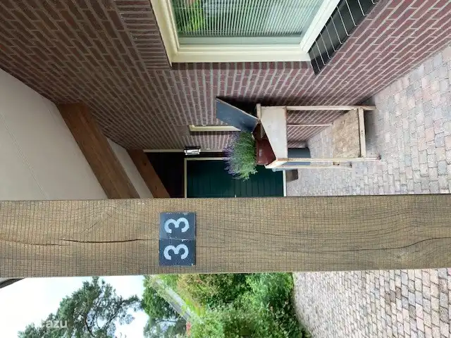 Privater Parkplatz neben dem Haus