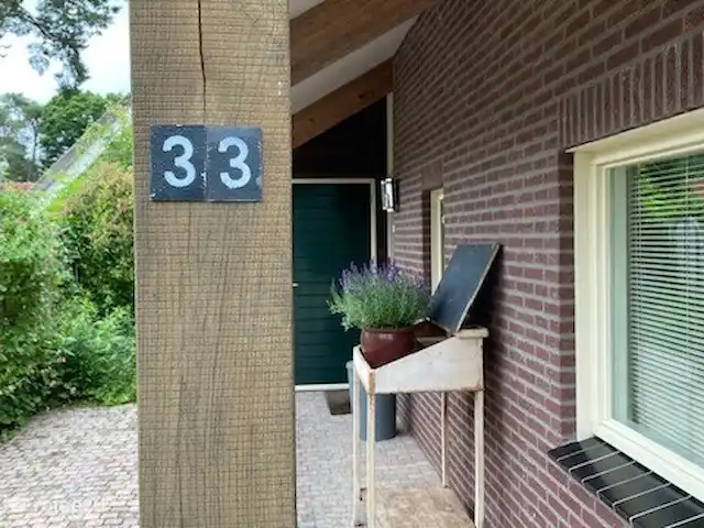 Boshuisje33 con uso de piscina. en Países Bajos, Güeldres, Vierhouten - casa vacacional Aparcamiento privado al lado de la cabaña.