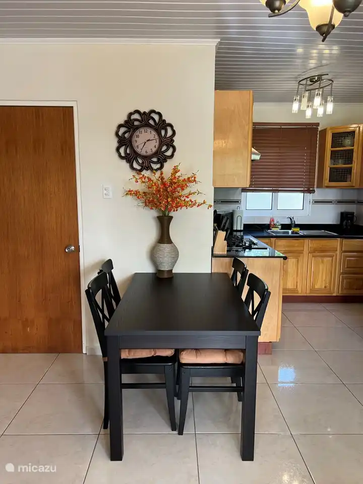 Le salon. Table transformable en 6 personnes.