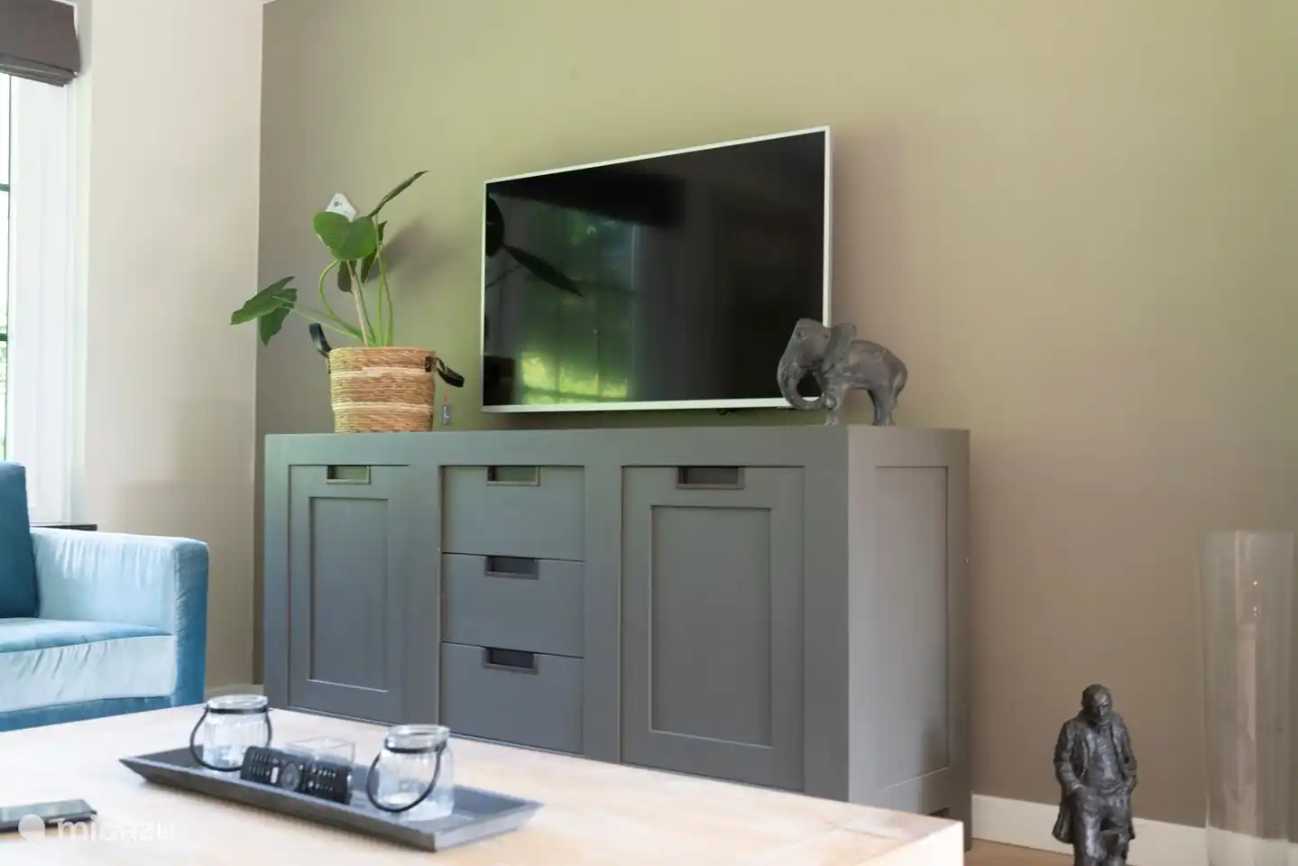 Smart-TV mit Netflix im Wohnzimmer.