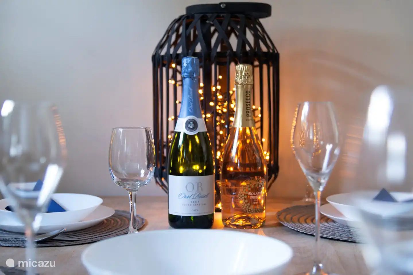 Essbereich mit 8 Esstischstühlen, stimmungsvoller Beleuchtung und einer Flasche köstlicher Seifenblasen.