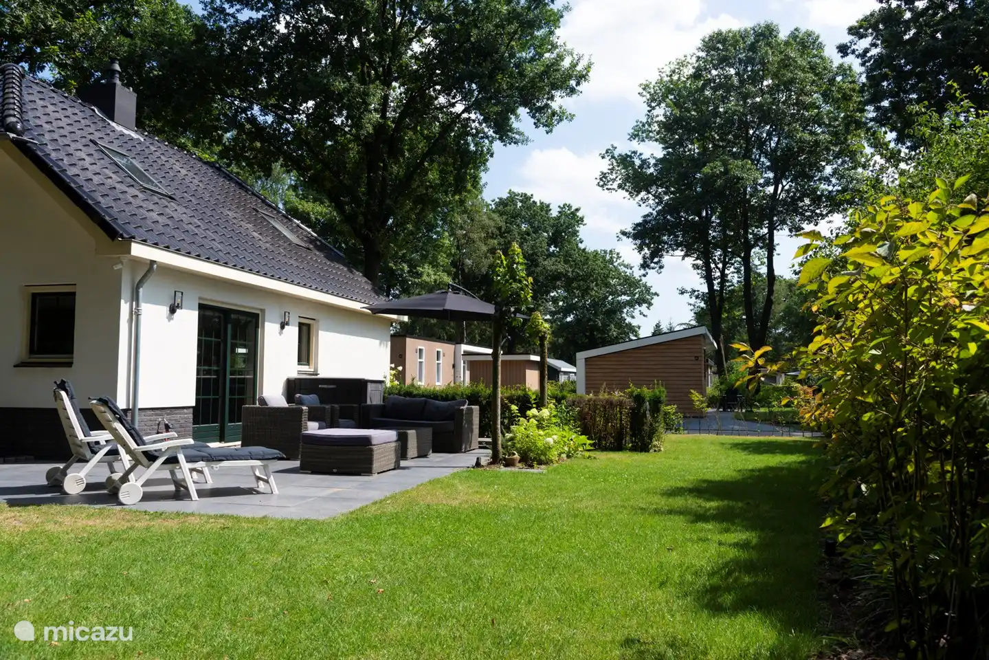 Seitliche Terrasse des Hauses.