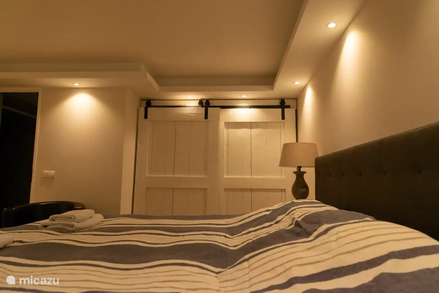 Hauptschlafzimmer mit eigenem Bad und Kleiderschrank im Untergeschoss.