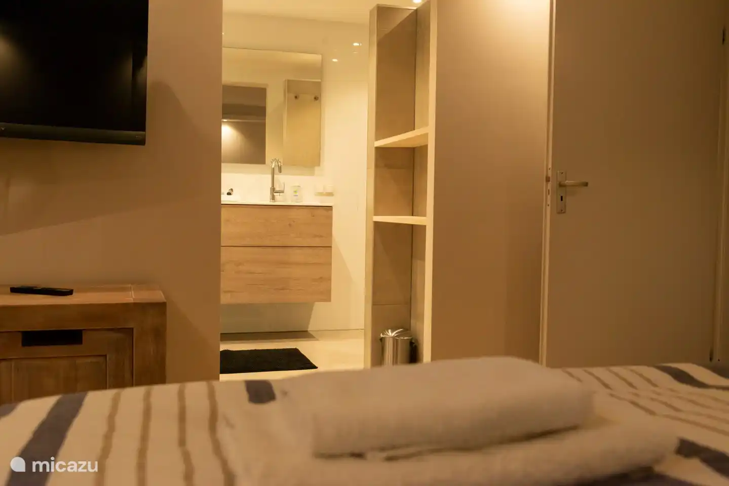 Badezimmer ensuite vom Hauptschlafzimmer im Untergeschoss aus gesehen.