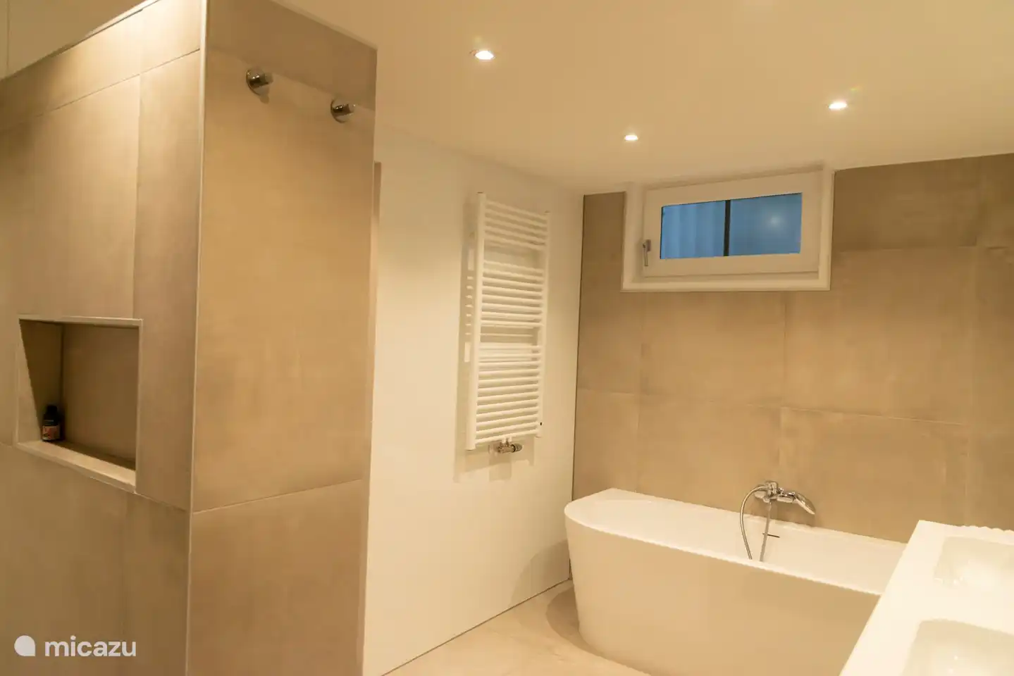 Badezimmer ensuite des Hauptschlafzimmers im Untergeschoss.