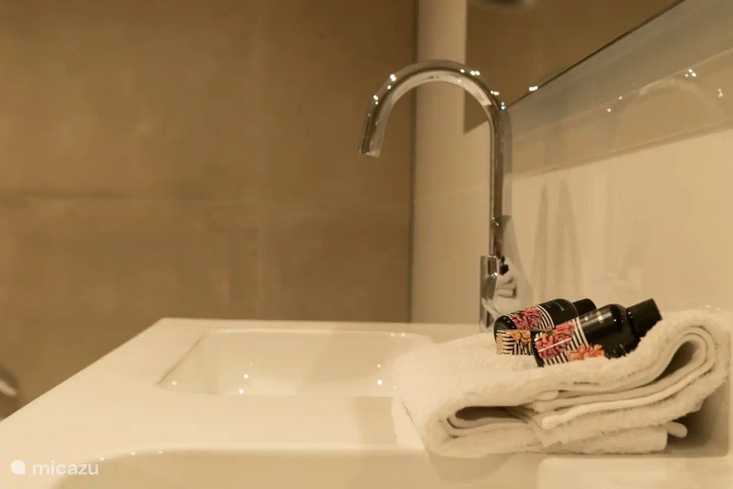 Waschbecken im Ensuite-Badezimmer des Hauptschlafzimmers im Untergeschoss.