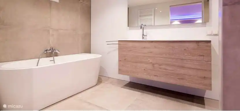 Badewanne und Waschbecken im Badezimmer des Master-Schlafzimmers