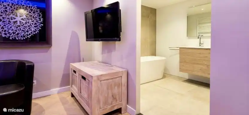 Ensuite-Badezimmer im Hauptschlafzimmer mit ebenerdiger Dusche, Badewanne und großem Waschbeckenspiegel mit Sensorschalter.