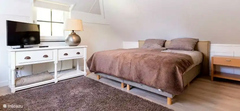 2-Personen-Boxspringbett, das auch als 2 separate Einzelbetten genutzt werden kann, im hinteren (braunen) Schlafzimmer im 1. Stock.