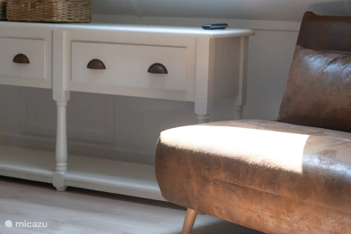 Braunes Schlafsofa und Beistelltisch im hinteren (braunen) Schlafzimmer im 1. Stock.