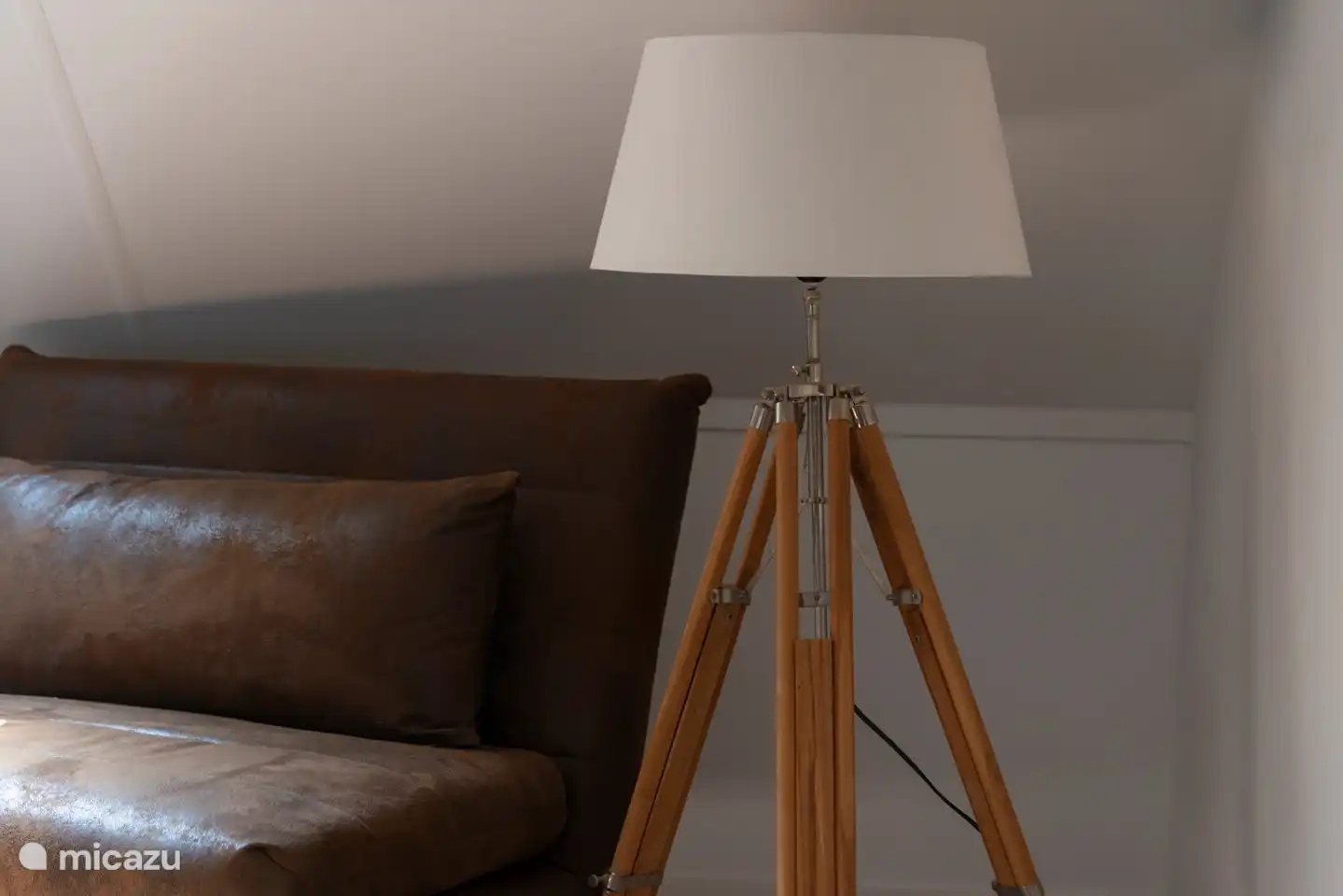 Braunes Schlafsofa und Stativlampe im hinteren (braunen) Schlafzimmer im 1. Stock.