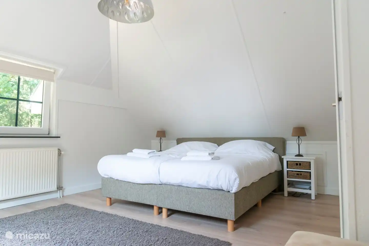 2-Personen-Boxspringbett mit Sommerbettwäsche, die auch als 2 getrennte Einzelbetten genutzt werden können, im hinteren (braunen) Schlafzimmer im 1. Stock.