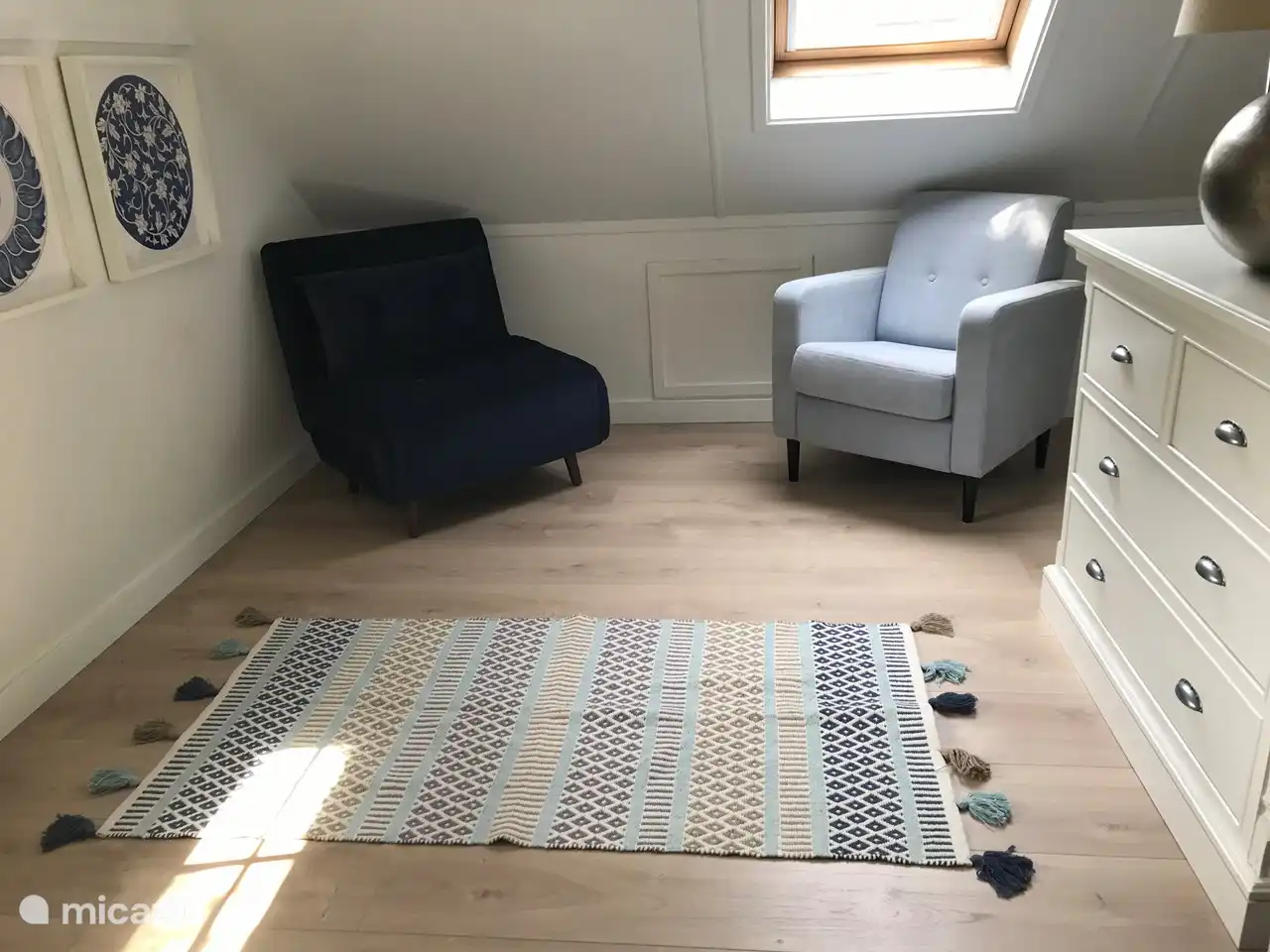 Dunkelblaues Schlafsofa und hellblauer Sitz im vorderen (blauen) Schlafzimmer im 1. Stock.