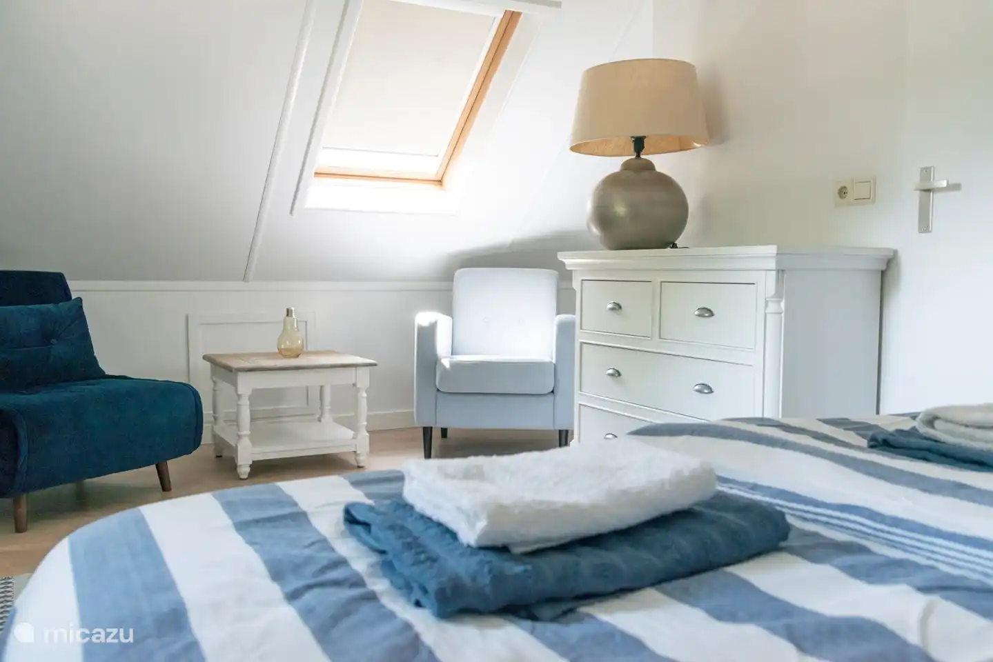 Das blaue Schlafzimmer an der Vorderseite des Hauses.