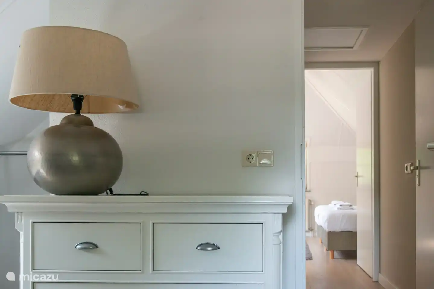 Das Foto wurde vom blauen Schlafzimmer an der Vorderseite des Hauses in Richtung Flur zum braunen Schlafzimmer auf der Rückseite des Hauses aufgenommen.