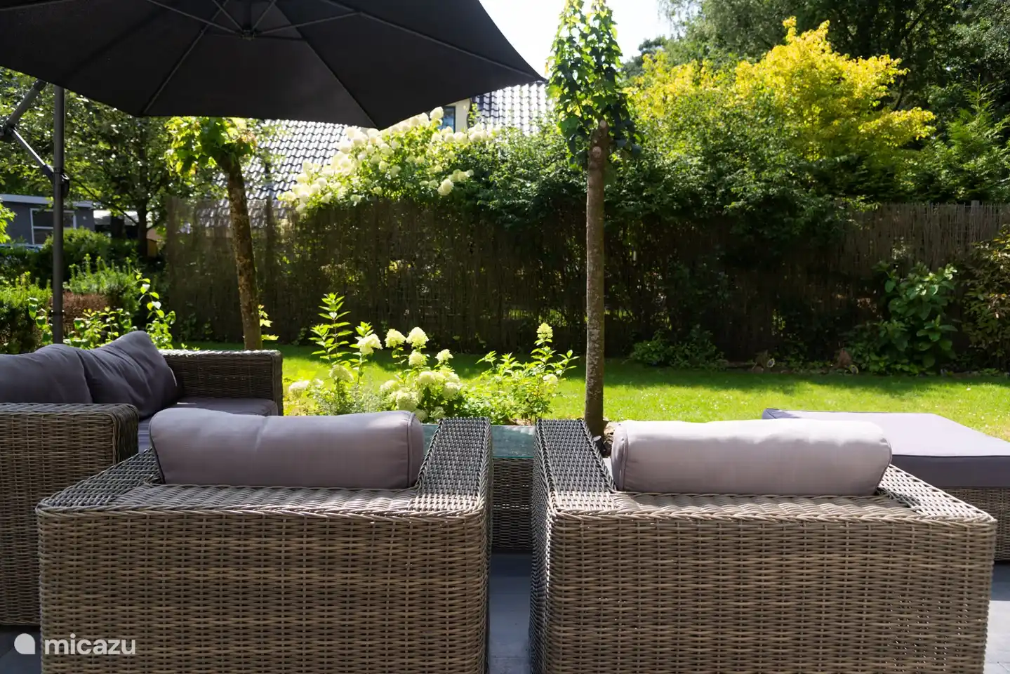 Seitliche Terrasse mit Sitzgelegenheit.