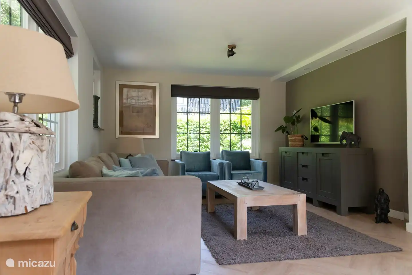 Wohnzimmer von der seitlichen Terrasse aus gesehen