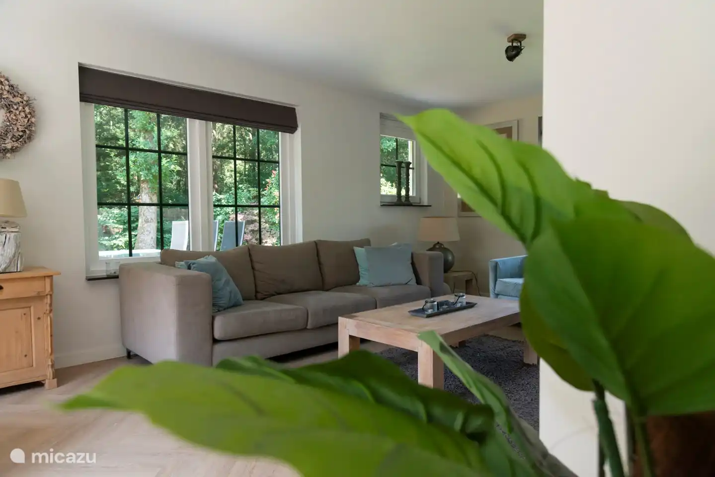 Wohnzimmer vom Essbereich aus gesehen