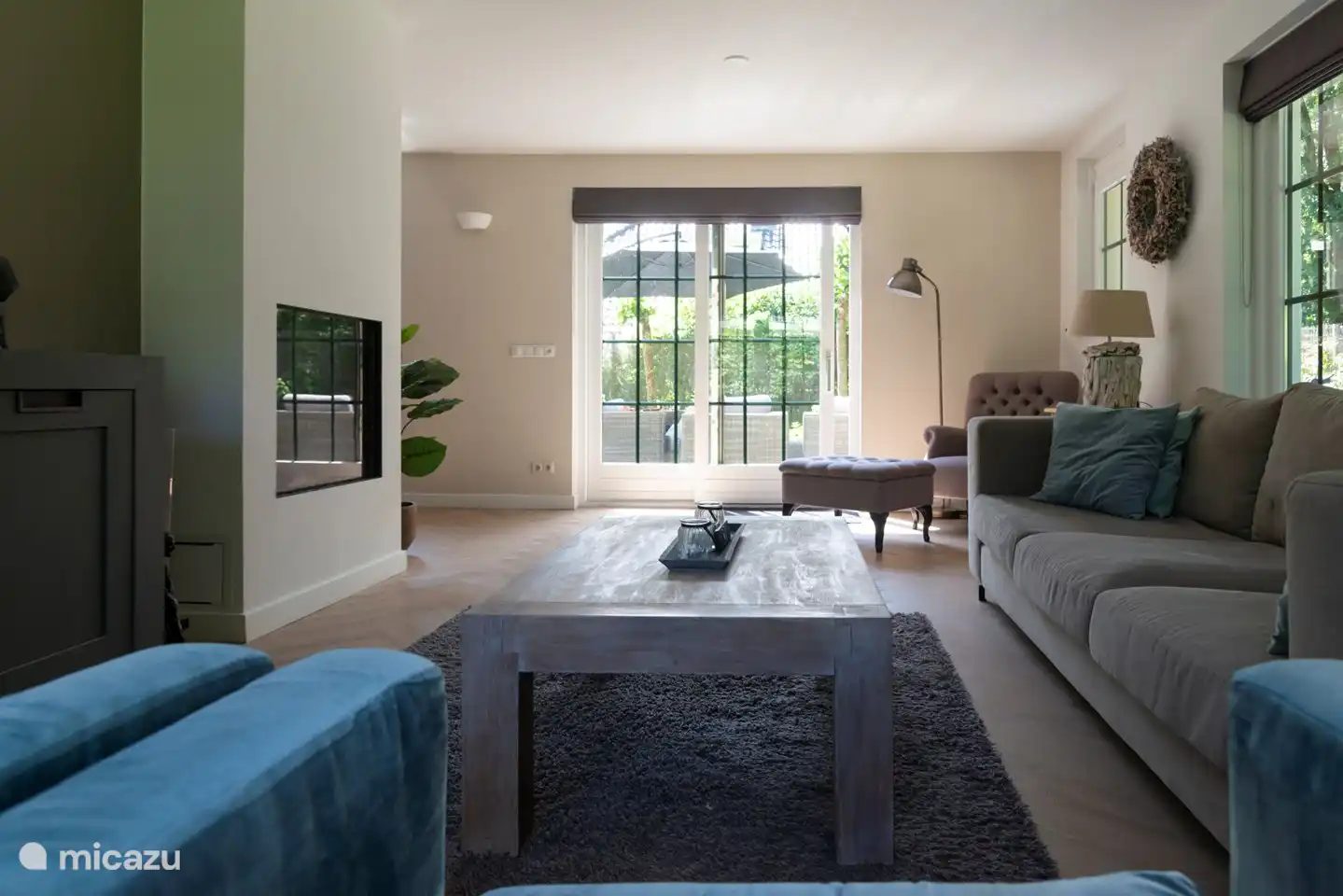 Wohnzimmer von der Haustürseite aus gesehen.