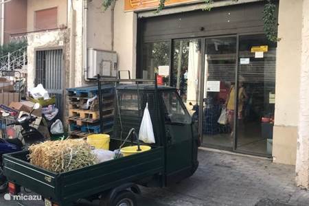 Supermarkt in de straat, Via Trifilo Soldato te Calatabiano