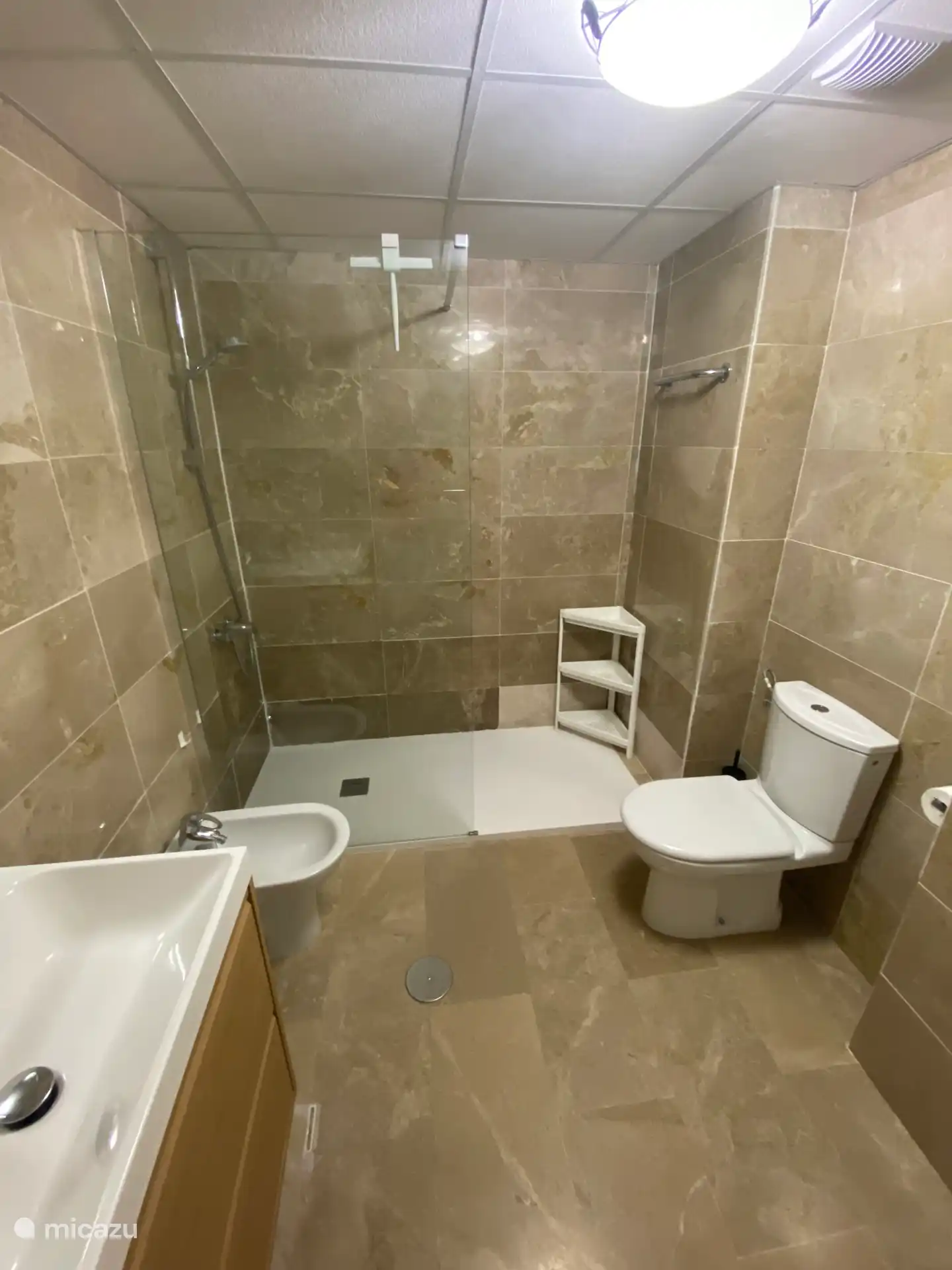 Große begehbare Dusche
Bidet
Toilette und großes Waschbecken